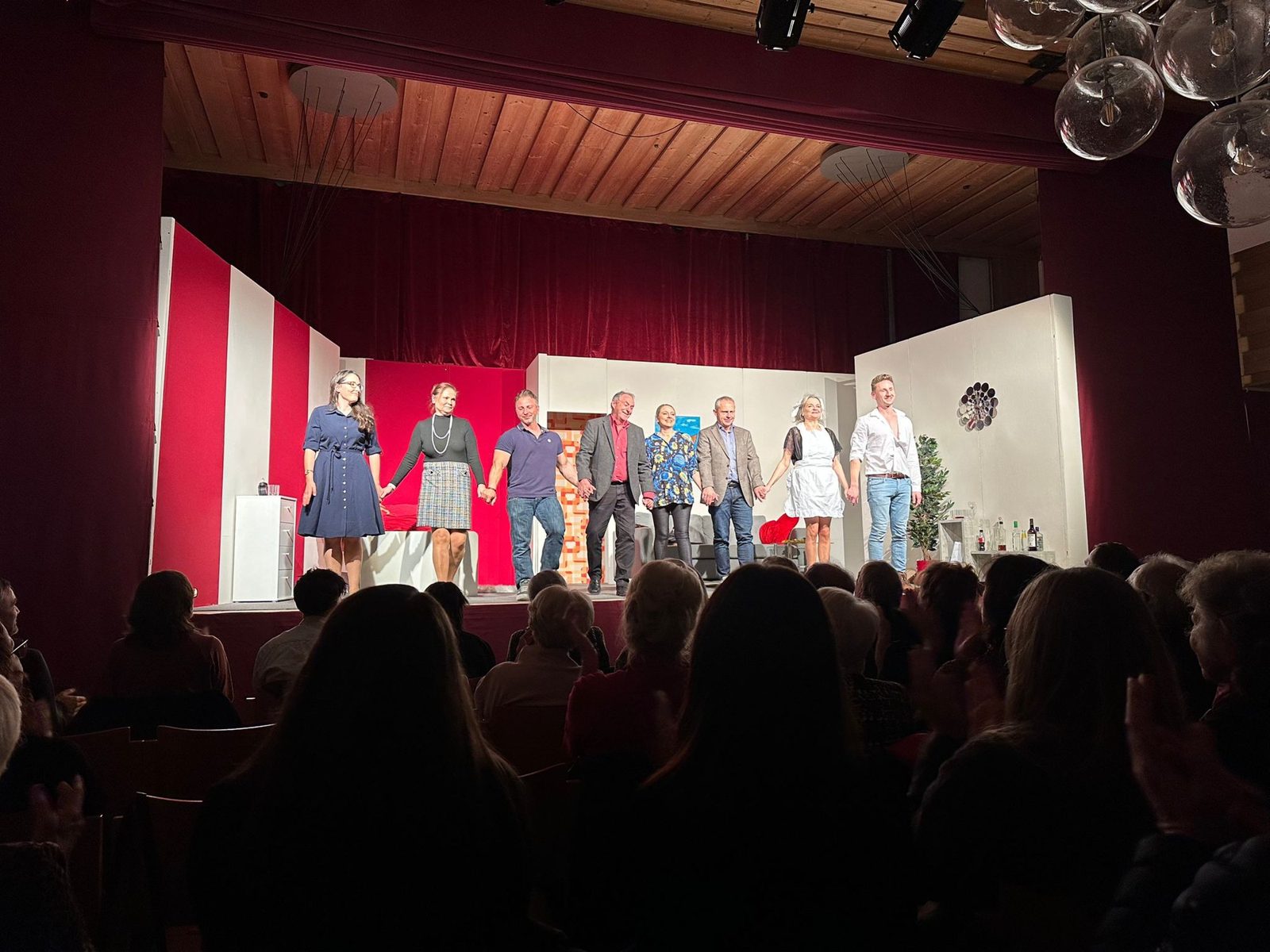 Das Ensemble des Dreiflüssetheaters beim Schlussapplaus